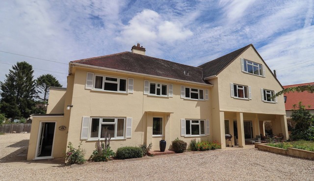 THE ORCHARD COUNTRY HOUSE, pet friendly, with open fire in Lyme Regis