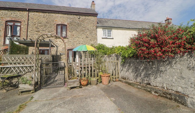 THE ORCHARD, pet friendly, character holiday cottage in Okehampton