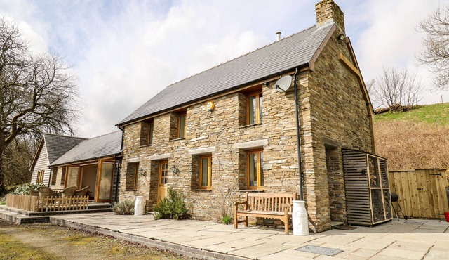 THE ORCHARD, pet friendly, luxury holiday cottage in Knighton