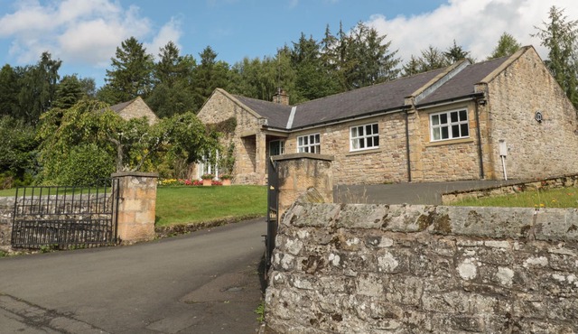 THE ORCHARDS, pet friendly, with open fire in Harbottle