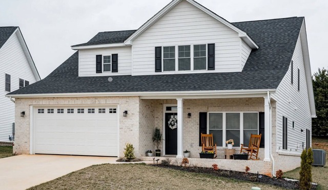 The Orchid, a Modern Clean Stress Free Stay in Forest VA