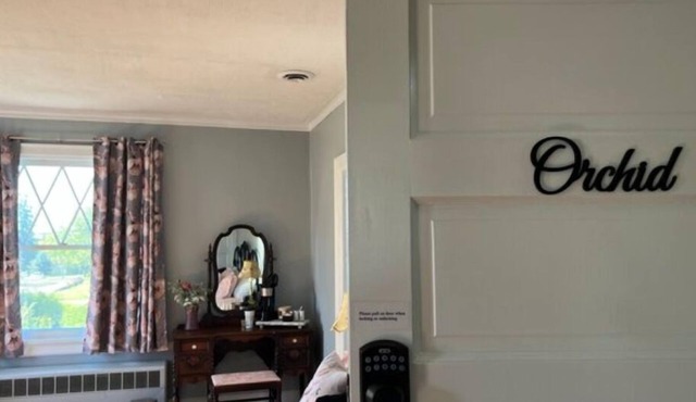 The Orchid Room w/King Bed