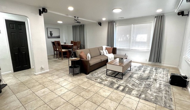 The Oriole: Cozy 2 Bed Home Mins Off Interstate