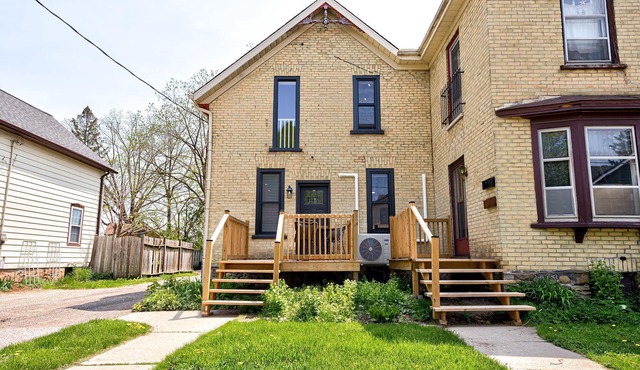 The Otis 𓅬 on Victoria Park | 2 Bed 1 Bath | Main Floor Suite