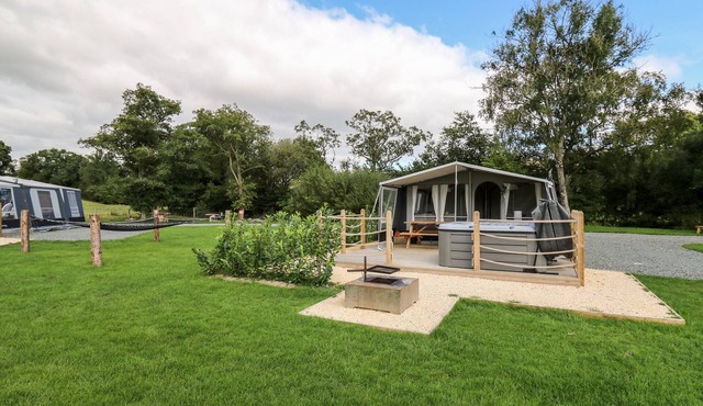 THE OTTER, family friendly, with hot tub in Rhayader