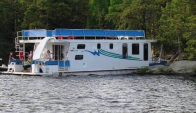 The Otter Houseboat at Timber Bay