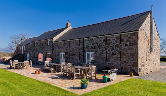 The Outbuildings - sleeps 14 guests in 7 bedrooms