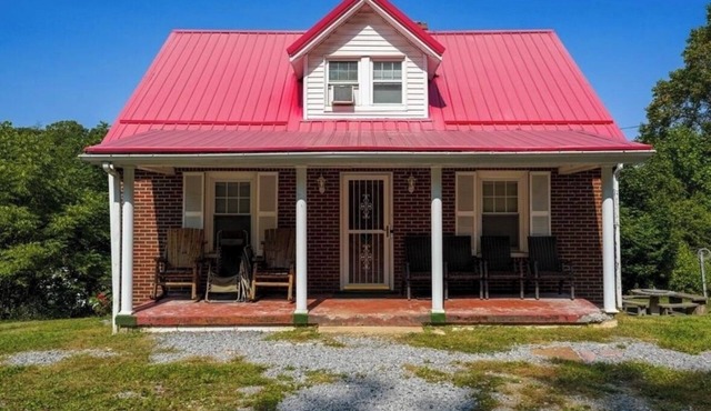 The Outlaw Lodge/Spacious 4-bedroom house in lovely Bluefield with AC, WiFi