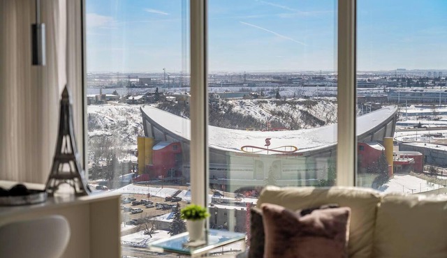 The Outlook - Calgary Tower & Stampede Views!