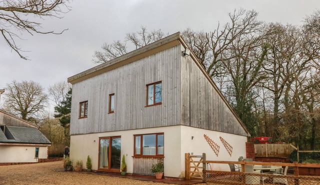 THE OUTLOOK, pet friendly, with hot tub in Crowcombe