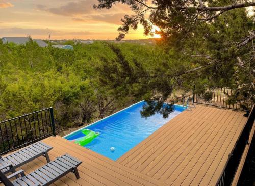 The Outlook - Spa and deck views of Hill Country