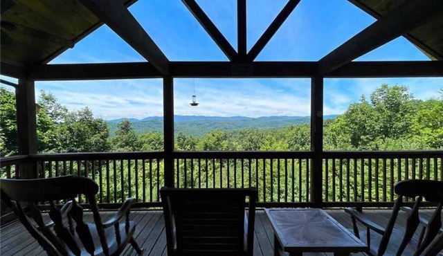 The Overlook-Amazing mountain views from private cabin retreat!