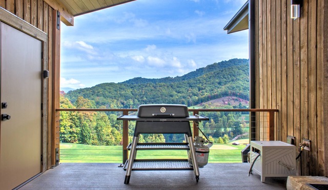 The Overlook at Balsam Mountain Preserve: Modern Mountain Home on Arnold Palmer Golf Course
