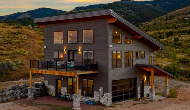 The Overlook | BBQ + Stunning Lake Views + Games