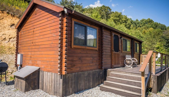 The Overlook Cabin near Grayson Highlands - Arcade & Theater