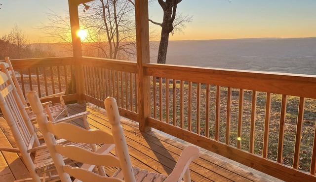 The Overlook Cabin: Breath-taking Views & King Bed