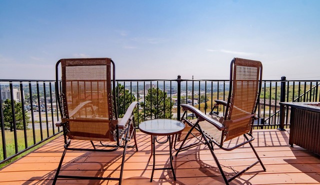 The Overlook - Spacious Modern Home with Panoramic Rapid City Views