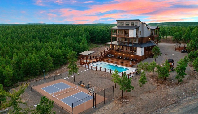 The Overlook w/Outdoor Pool, EV Outlet, Unbelievable Views, Pickleball, Golf Cart Rental