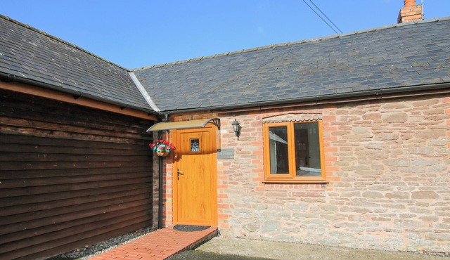 THE OWL BARN, pet friendly, with a garden in Leominster