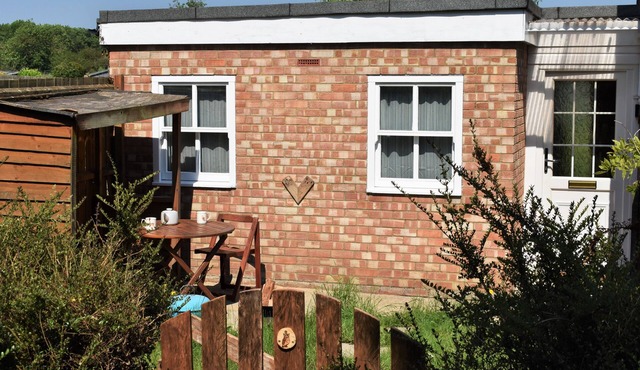 The Owl Box: Self-contained Private Annex & Garden, kitchen, breakfast