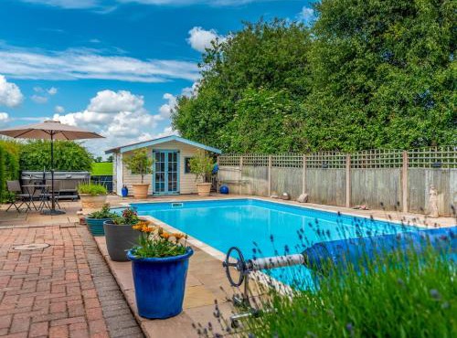 The Owl House - Hot Tub Adventures in Moreton - Pass the Keys