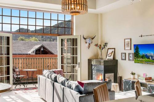 The Owl's Nest @ Manitou: Mtn Views on Main Street
