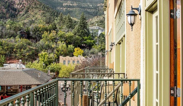The Owl's Nest @ Manitou: Mtn Views on Main Street