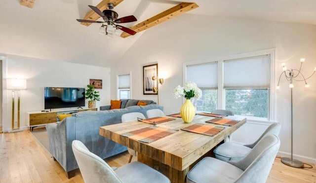 The Oxford. Ideal Zilker Location. Groups Welcome!