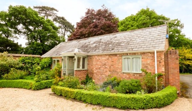 THE PACKING HOUSE, romantic, with a garden in Hanley Castle