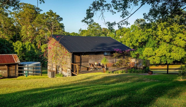The Packing Shed - rustic timber cottage on beautiful acreage