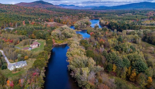 The Paddle House: Riverfront, Rafts, Ultimate Game Room, Hot Tub, Yard Games!