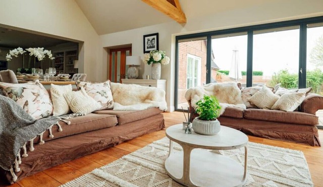 The Paddock - Luxury 5 Bed with Swimming Pool!