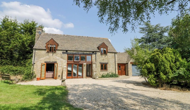 THE PADDOCK, pet friendly, character holiday cottage in Witney