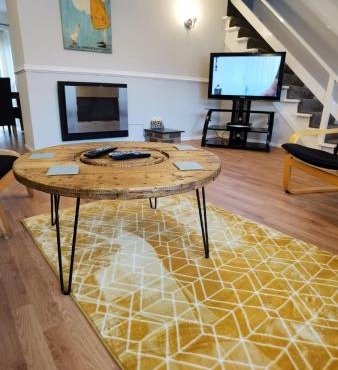 The Paddocks Huge House available for guests and contractors WiFi Parking