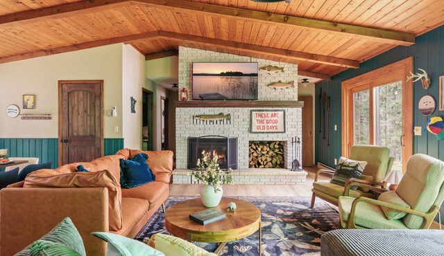 The Painted Turtle: Lakefront, Hot Tub, Sauna, Theater, Game Room, Playset