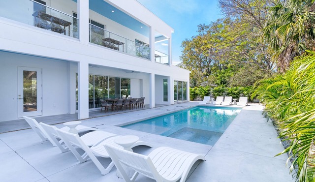 The Palace on Clematis – Siesta Key Vacation Home with Large Pool, Fire Pit & Great Location