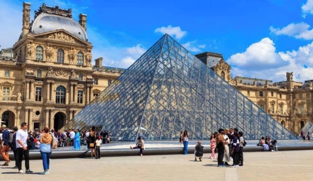 The Palais-Royal View Residence – Historic 5-Bedroom Luxury in Paris 1st