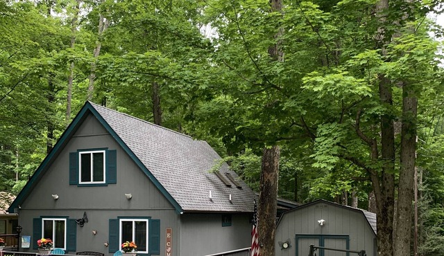 The Palatzio Getaway! Cozy 2 bedroom with oversized Loft Chalet!