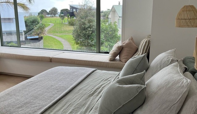 The Palm House - MataranginBeautifully decorated fully stocked beachouse