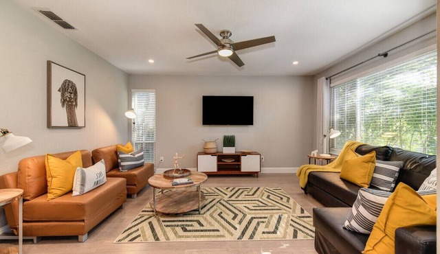 The PALM House Pool 10 min to RosevilleGaleria Airport Grill Sacramento Downtown