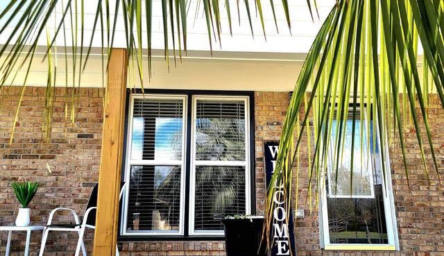 THE PALM OASIS RETREAT MOVIEROOM GAMEROOM MINS FROM FORT MOORE & DOWNTOWN AREA