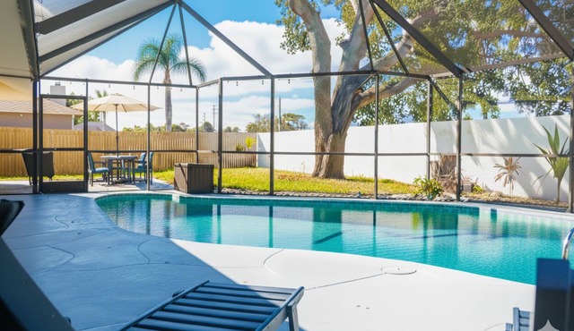 The Palm & Petal Getaway, POOL home - 10m to USSSA & near Port Canaveral Cruise.
