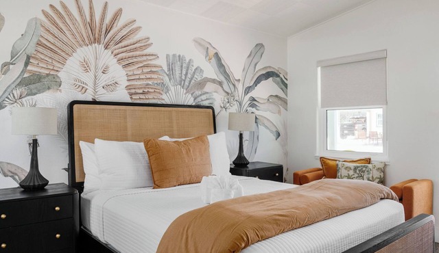 The Palm Queen Studio -5 min walk to beach!