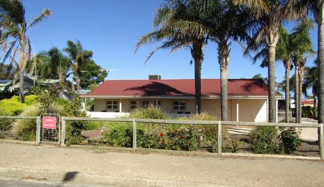 The Palm's House & Unit ~ Large Accommodation