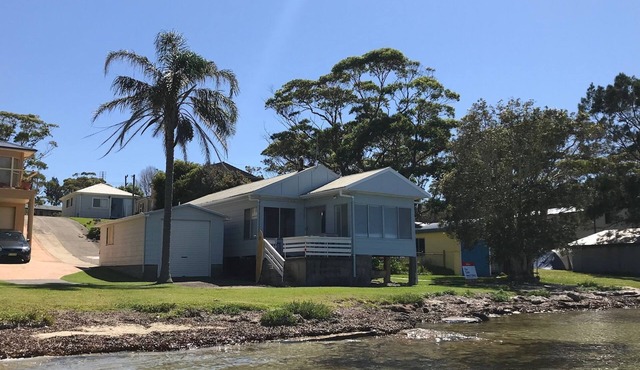 The Palm Tree Cottage - Absolute Waterfront - 5 mins to Hyams Beach