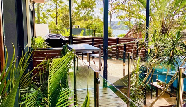 The Palm Tree Loft, close to shops and lake, 10 min drive to local beaches