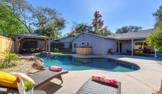 The PALMERA House with Private Pool Oasis, 3BR, Near Galleria Sacramento