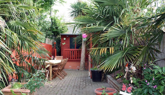 The Palms - a pleasant and spacious holiday home for 8 - 10.