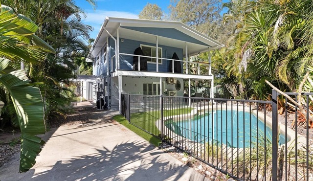 The Palms - Beach Retreat with Pool, Garden, BBQ