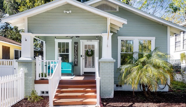 The Palms Bungalow - Tampa getaway w/Paddle board. Pet-friendly!